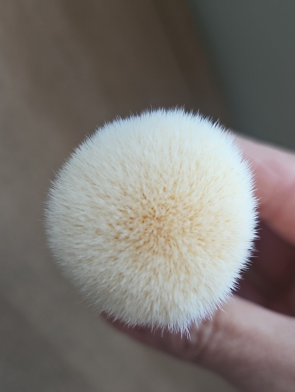 LAURA GELLER Red Retractable Kabuki Brush - Soft White Bristles - Picture 5 of 5